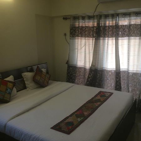 Poonam Hieghts Panzió Mumbai Kültér fotó