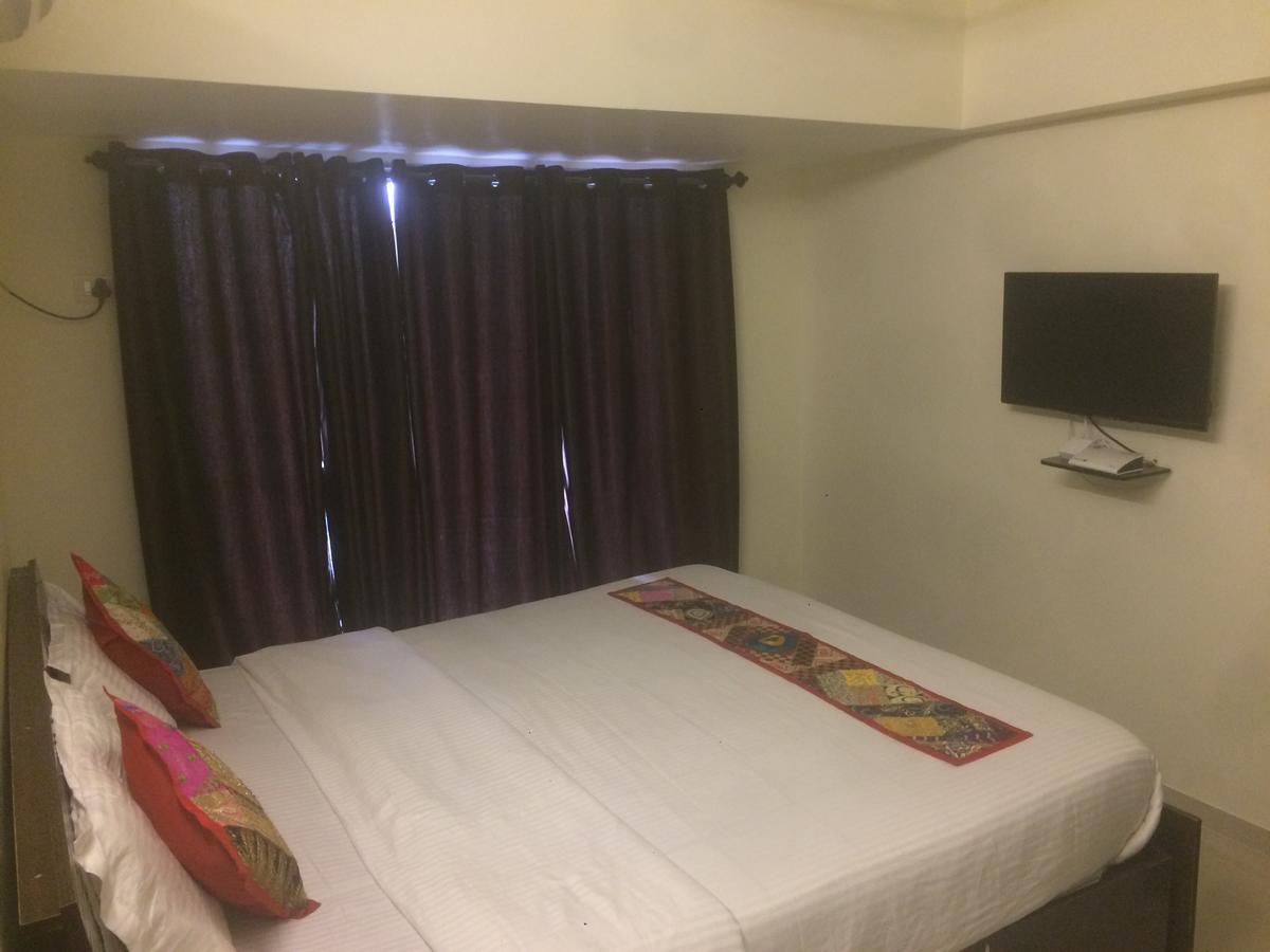 Poonam Hieghts Panzió Mumbai Kültér fotó